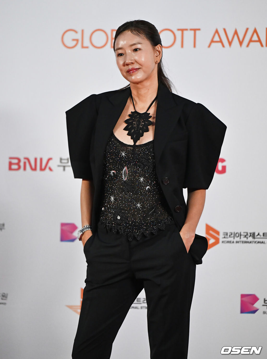 24일 부산 해운대구 부산 영화의 전당 야외극장에서 2025 국제스트리밍페스티벌 글로벌OTT어워즈 시상식 레드카펫 행사가 열렸다.2025 국제스트리밍페스티벌은 8월 22일부터 8월 25일까지 4일간 영화의전당과 파라다이스호텔에서 열린다. 배우 윤현숙이 포토월에서 포즈를 취하고 있다. 2025.08.24 / foto0307@osen.co.kr