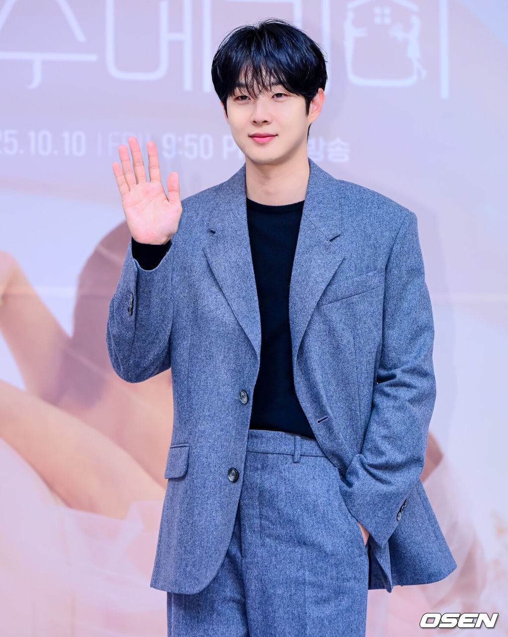 10일 오후 서울 양천구 목동 SBS에서 SBS 새 금토드라마 ‘우주메리미’ 제작발표회가 열렸다.‘우주메리미’는 최고급 신혼집 경품을 사수하려는 두 남녀의 달달살벌한 90일간의 위장 신혼기로, 믿고 보는 배우 최우식(김우주 역)과 로코 여신 정소민(유메리 역)이 만나 탄탄한 연기 시너지를 발휘할 작품으로 기대감을 높이고 있다.배우 최우식이 포토타임을 하고 있다. 2025.10.10 /jpnews@osen.co.kr