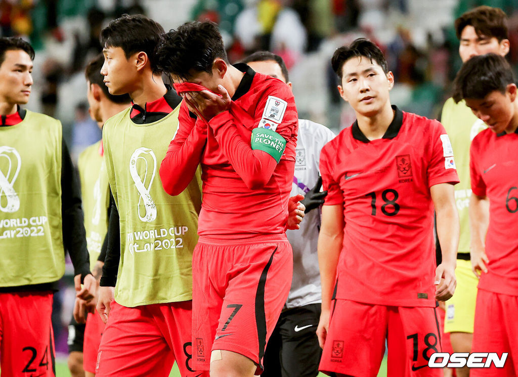 파울루 벤투 감독이 이끄는 축구대표팀은 28일(이하 한국시간) 카타르 알 라이얀의 에듀케이션 시티 스타디움에서 카타르 월드컵 H조 조별리그 2차전 가나와 맞대결을 펼쳐서 난타전 끝에 2-3으로 패했다.앞선 우루과이 상대로 0-0 무승부에 그친 한국은 잡아야 했던 가나 상대로 패배하면서 1무 1패로 조별리그 최하위로 떨어졌다. 한국은 3차전서 포르투갈과 맞붙는다.경기종료 후 손흥민이 눈물을 보이고 있다. 2022.11.28 / soul1014@osen.co.kr
