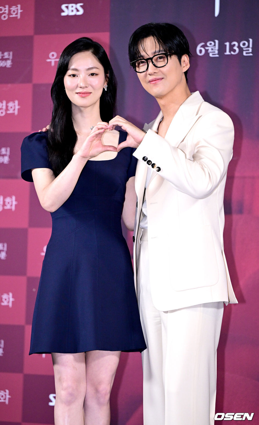 10일 오후 서울 용산 CGV에서 SBS 새 금토드라마 ‘우리영화’ 제작발표회가 열렸다.드라마 ‘우리영화’는 다음이 없는 영화감독 이제하(남궁민 분)와 오늘이 마지막인 배우 이다음(전여빈 분)의 내일로 미룰 수 없는 사랑 이야기를 그린다.배우 남궁민과 전여빈이 포토타임을 하고 있다. 2026.06.10 / dreamer@osen.co.kr