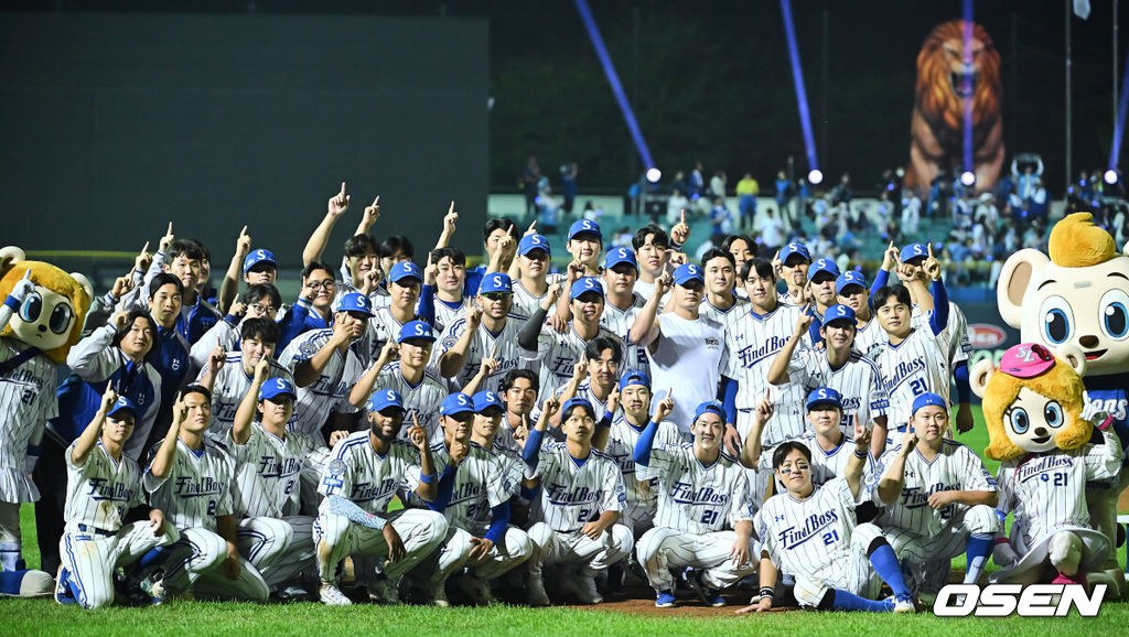 '끝판대장' 오승환(43·삼성 라이온즈)이 21년 간의 프로 생활을 마치고 30일 대구 삼성라이온즈파크에서 열린 KBO리그 KIA 타이거즈전을 마치고 은퇴식을 가졌다.2005년 삼성 라이온즈에서 데뷔한 오승환은 2013년까지 KBO리그를 평정한 뒤, 일본프로야구(NPB)와 미국 메이저리그(MLB)에서도 '끝판대장'의 명성을 날리고 한국에 돌아와 5시즌을 더 뛰었다. KBO리그 15시즌 동안 오승환이 기록한 성적은 737경기 44승 33패 19홀드 427세이브 평균자책점 2.32, 한미일 통산 549세이브를 기록했다. 삼성 구단은 이만수, 양준혁,이승엽에 이어 오승환의 등번호 21번을 영구결번하기로 결정했다.오승환이 은퇴식을 끝내고 동료 선수들과 기념촬영을 하고 있다. / foto0307@osen.co.kr