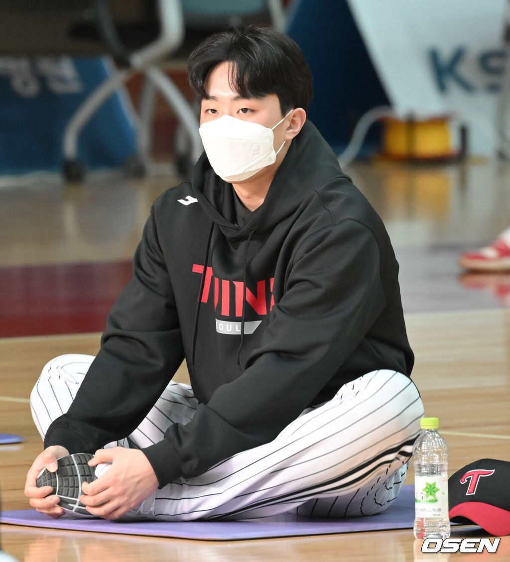 LG 트윈스가 4일 경기도 이천LG챔피언스파크에서 2022 시즌을 앞두고 스프링캠프 훈련을 진행했다. LG 최용하가 스트레칭을 하고 있다  2022.02.04 /  soul1014@osen.co.kr