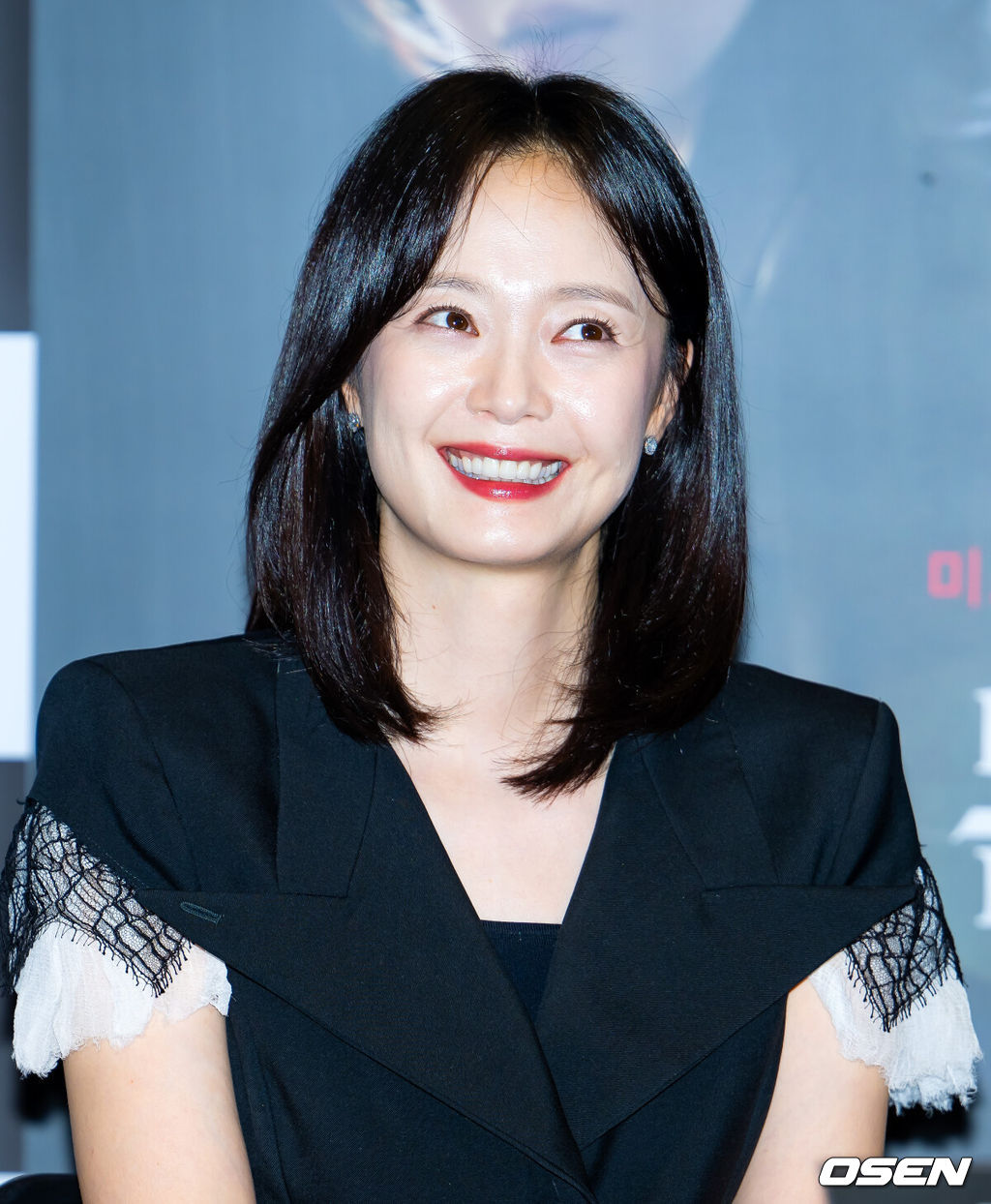 영화 영화 '온리 갓 노우즈 에브리띵' 언론배급 시사회가 13일 서울 강남구 메가박스 코엑스에서 열렸다.'온리 갓 노우즈 에브리띵'(감독 백승환)은 사제 서품을 받은 신부 ‘도운’(신승호)이 실종된 어머니의 죽음에 얽힌 고해성사를 듣고, 복수와 신앙심 사이의 딜레마 속에서 감춰진 비밀을 파헤치는 미스터리 추적 스릴러. 오는 22일 개봉배우 전소민이 미소짓고 있다. 2025.08.13 /rumi@osen.co.kr