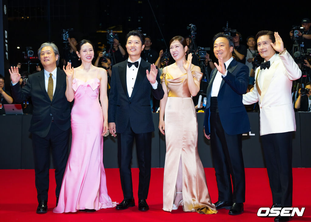 제30회 부산국제영화제(BIFF) 레드카펫 행사가 17일 오후 부산 해운대구 영화의 전당에서 열렸다.올해 개막작은 박찬욱 감독의 ‘어쩔수가없다’이며, 주연배우 이병헌은 개막식 사회까지 본다. 폐막작으로는 경쟁 부문 대상 수상작을 상영한다. 올해 30주년을 맞이한 부산국제영화제는 오는 26일까지 총 64개국 328편의 작품을 만날수 있다.박찬욱 감독, 이병헌, 손예진, 박희순, 염혜란, 이성민, 이병헌이 레드카펫을 밟으며 포즈를 취하고 있다. 2025.09.17 / rumi@osen.co.kr