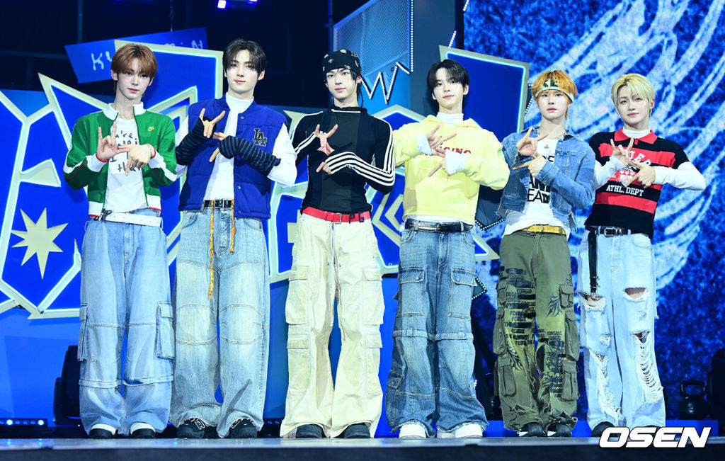 13일 오후 서울 광진구 광장동 예스24 라이브홀에서 TWS(투어스) 미니 4집 ‘play hard’ 쇼케이스가 열렸다.타이틀곡 ‘OVERDRIVE’는 과열된 상태를 뜻하는 제목처럼, 좋아하는 것에 푹 빠진 TWS의 폭발하는 감정을 그린 곡이다. TWS 영재, 지훈, 한진, 도훈, 경민, 신유가 포즈를 취하고 있다. 2025.10.13 /jpnews@osen.co.kr