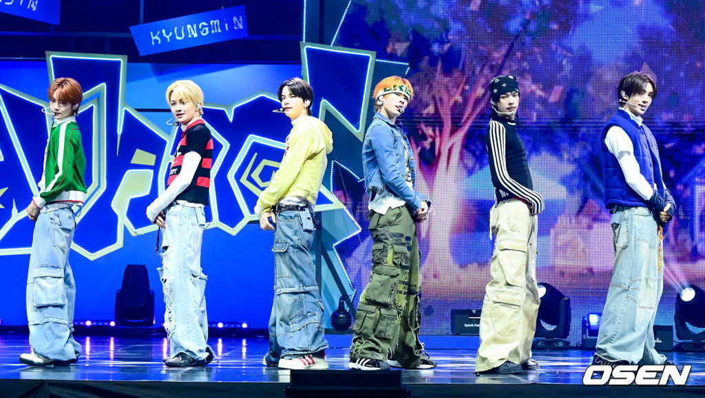 13일 오후 서울 광진구 광장동 예스24 라이브홀에서 TWS(투어스) 미니 4집 ‘play hard’ 쇼케이스가 열렸다.타이틀곡 ‘OVERDRIVE’는 과열된 상태를 뜻하는 제목처럼, 좋아하는 것에 푹 빠진 TWS의 폭발하는 감정을 그린 곡이다. TWS가 무대를 선보이고 있다. 2025.10.13 /jpnews@osen.co.kr