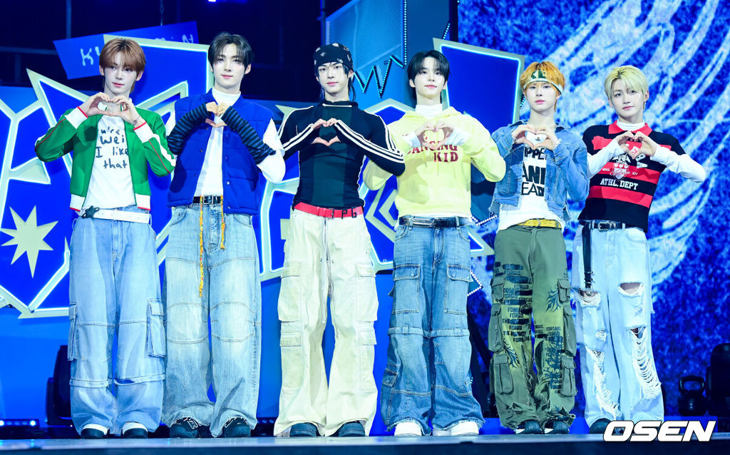 13일 오후 서울 광진구 광장동 예스24 라이브홀에서 TWS(투어스) 미니 4집 ‘play hard’ 쇼케이스가 열렸다.타이틀곡 ‘OVERDRIVE’는 과열된 상태를 뜻하는 제목처럼, 좋아하는 것에 푹 빠진 TWS의 폭발하는 감정을 그린 곡이다. TWS 영재, 지훈, 한진, 도훈, 경민, 신유가 포즈를 취하고 있다. 2025.10.13 /jpnews@osen.co.kr