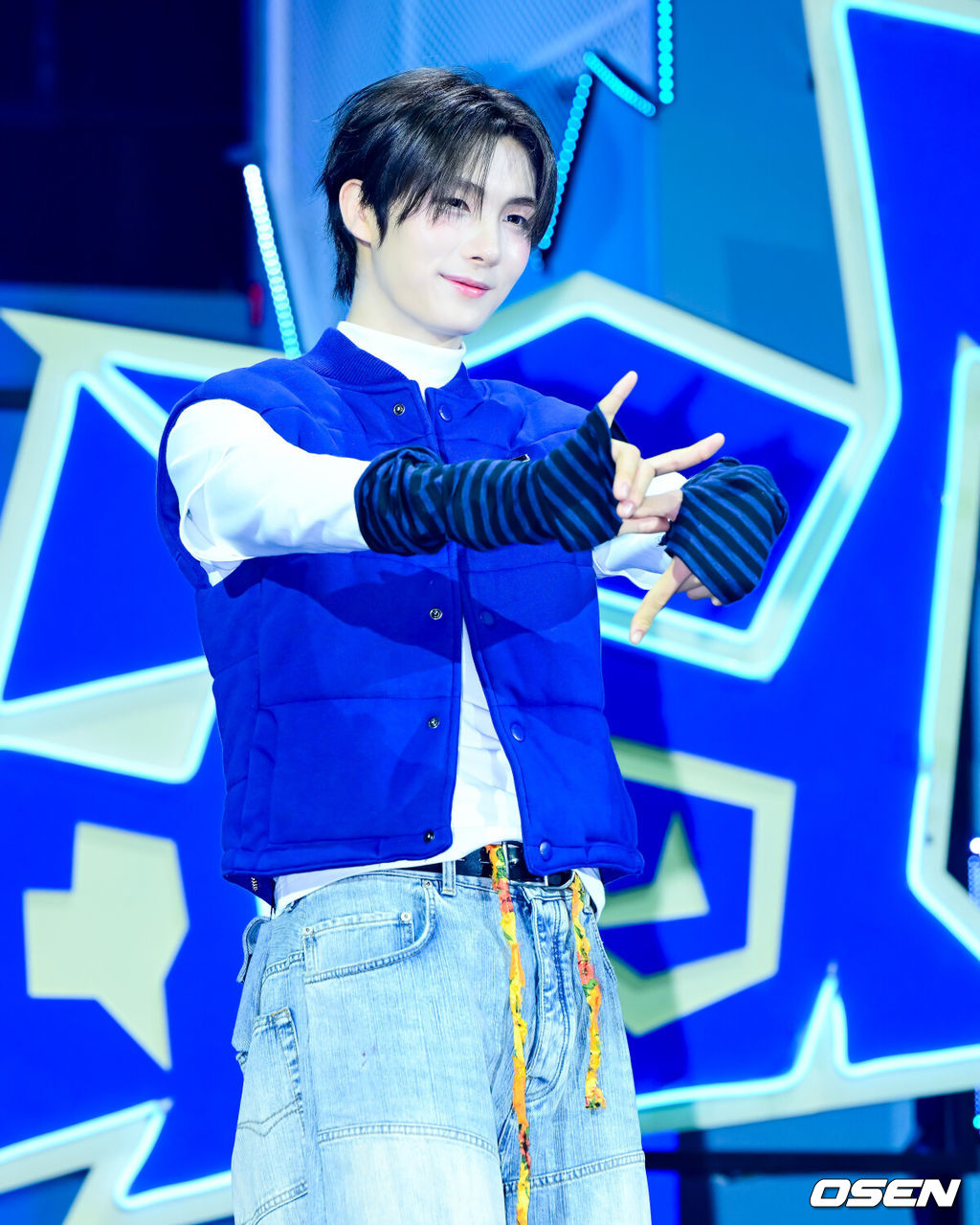 13일 오후 서울 광진구 광장동 예스24 라이브홀에서 TWS(투어스) 미니 4집 ‘play hard’ 쇼케이스가 열렸다.타이틀곡 ‘OVERDRIVE’는 과열된 상태를 뜻하는 제목처럼, 좋아하는 것에 푹 빠진 TWS의 폭발하는 감정을 그린 곡이다. TWS 영재가 포토타임을 하고 있다. 2025.10.13 /jpnews@osen.co.kr