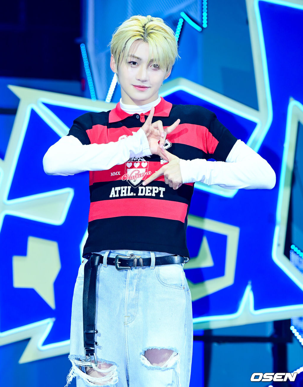 13일 오후 서울 광진구 광장동 예스24 라이브홀에서 TWS(투어스) 미니 4집 ‘play hard’ 쇼케이스가 열렸다.타이틀곡 ‘OVERDRIVE’는 과열된 상태를 뜻하는 제목처럼, 좋아하는 것에 푹 빠진 TWS의 폭발하는 감정을 그린 곡이다. TWS 지훈이 포토타임을 하고 있다. 2025.10.13 /jpnews@osen.co.kr