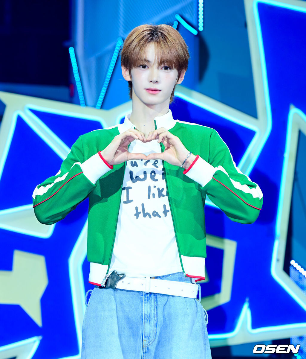 13일 오후 서울 광진구 광장동 예스24 라이브홀에서 TWS(투어스) 미니 4집 ‘play hard’ 쇼케이스가 열렸다.타이틀곡 ‘OVERDRIVE’는 과열된 상태를 뜻하는 제목처럼, 좋아하는 것에 푹 빠진 TWS의 폭발하는 감정을 그린 곡이다. TWS 한진이 포토타임을 하고 있다. 2025.10.13 /jpnews@osen.co.kr