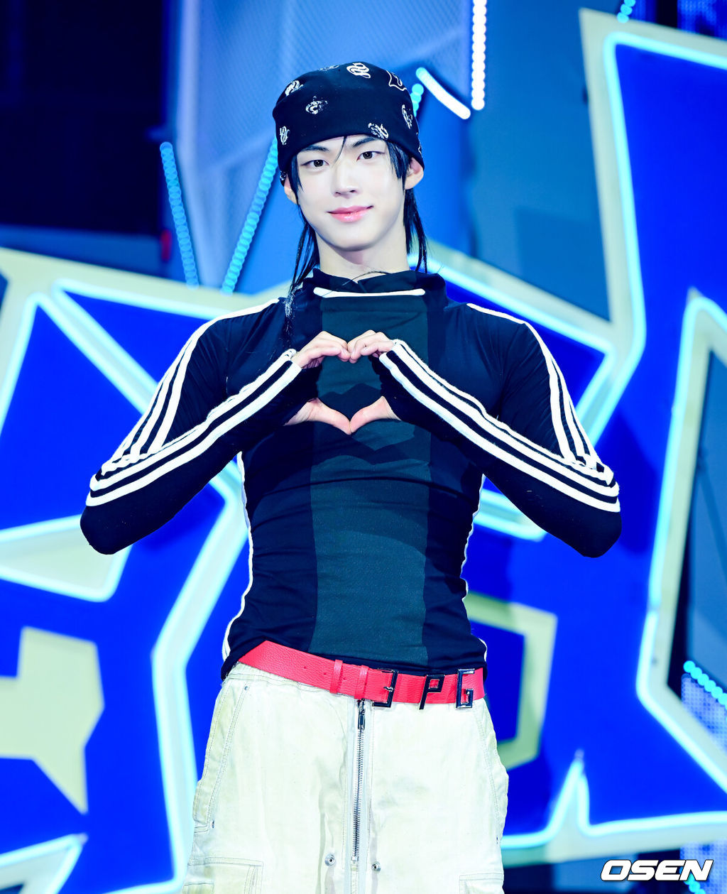 13일 오후 서울 광진구 광장동 예스24 라이브홀에서 TWS(투어스) 미니 4집 ‘play hard’ 쇼케이스가 열렸다.타이틀곡 ‘OVERDRIVE’는 과열된 상태를 뜻하는 제목처럼, 좋아하는 것에 푹 빠진 TWS의 폭발하는 감정을 그린 곡이다. TWS 도훈이 포토타임을 하고 있다. 2025.10.13 /jpnews@osen.co.kr