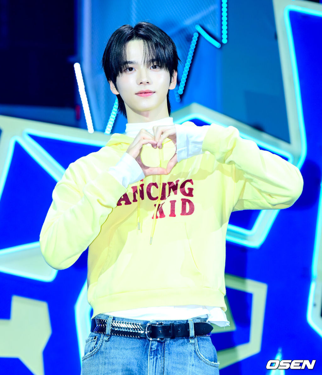 13일 오후 서울 광진구 광장동 예스24 라이브홀에서 TWS(투어스) 미니 4집 ‘play hard’ 쇼케이스가 열렸다.타이틀곡 ‘OVERDRIVE’는 과열된 상태를 뜻하는 제목처럼, 좋아하는 것에 푹 빠진 TWS의 폭발하는 감정을 그린 곡이다. TWS 신유가 포토타임을 하고 있다. 2025.10.13 /jpnews@osen.co.kr