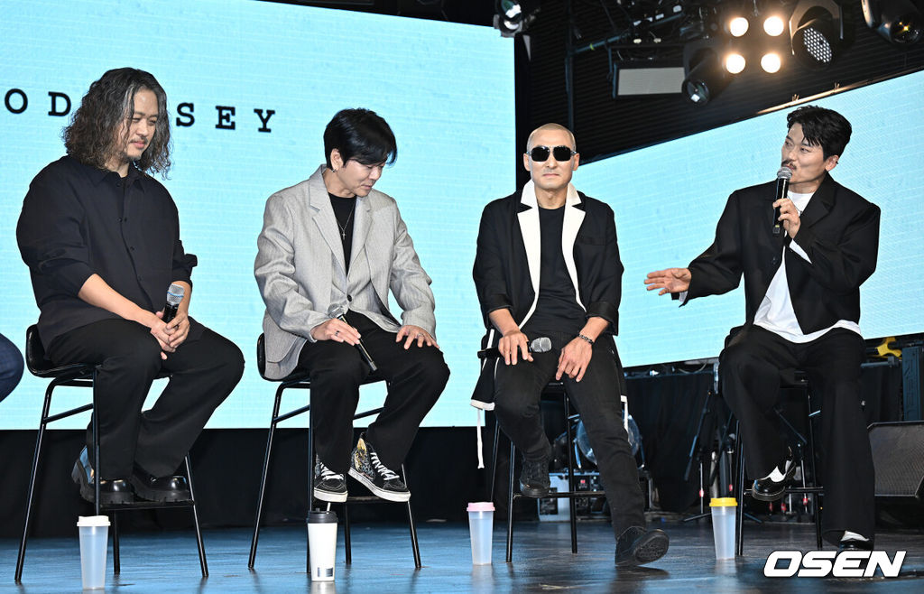 밴드 YB가 새 EP '오디세이'(Odyssey) 발매 기념 기자간담회를 17일 서울 마포구 홍대 롤링홀에서 가졌다.YB의 새 EP '오디세이'는 험난한 경험을 통해 성장하며 자아를 찾아 나가는 과정을 담고 있다. '리벨리온'을 포함해 타이틀곡 '오어키드'(Orchid)와 수록곡 '스톰본'(StormBorn), '엔드 앤드 엔드'(End And End) 등 총 6트랙이 담긴다.YB 박태희가 윤도현에게 고마움을 표하고 있다. 025.02.17 /cej@osen.co.kr