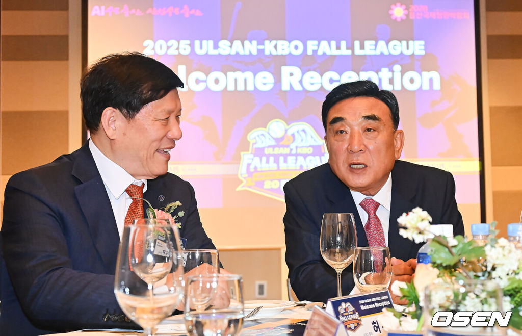 13일 KBO가 주최하고 울산광역시와 문화체육관광부의 후원으로 개최되는 2025 울산-KBO Fall League 환영 리셉션이 김두겸 울산광역시장, 허구연 KBO 총재, 참가팀 감독 및 대표 선수 등이 참석한 가운데 호텔현대 바이 라한 울산에서 열렸다. 2025 울산-KBO Fall League는 오는 14일부터 11월 1일까지 KIA, 삼성, LG, 롯데, NC, 고양, 독립리그 올스타, 대학 선발팀 등 국내 8개팀과 호주 멜버른 에이시스, 일본 독립리그 선발팀, 중국 CBA 소속 장쑤 휴즈홀쓰 등 해외팀이 참가해 울산 문수구장과 김해 상동구장, 창원 마산구장, 기장 KBO 야구센터에서 약 3주간의 열전에 돌입한다. 허구연 KBO 총재와 김두겸 울산광역시장이 얘기를 나누고 있다. / foto0307@osen.co.kr