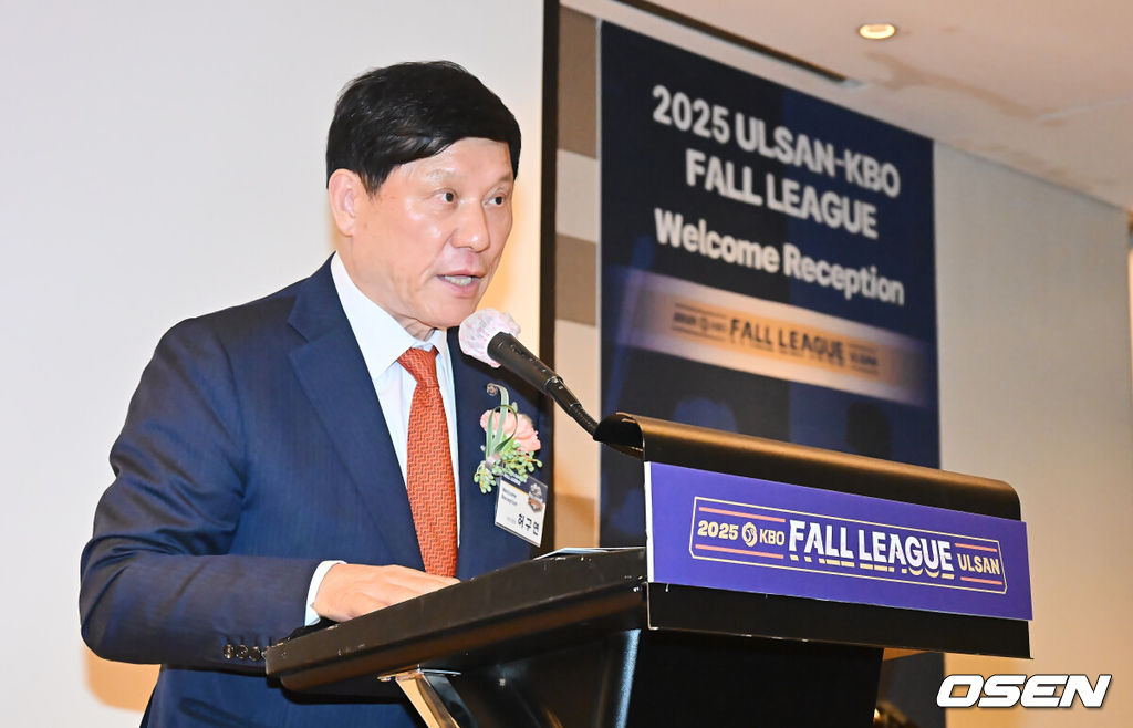 13일 KBO가 주최하고 울산광역시와 문화체육관광부의 후원으로 개최되는 2025 울산-KBO Fall League 환영 리셉션이 김두겸 울산광역시장, 허구연 KBO 총재, 참가팀 감독 및 대표 선수 등이 참석한 가운데 호텔현대 바이 라한 울산에서 열렸다. 2025 울산-KBO Fall League는 오는 14일부터 11월 1일까지 KIA, 삼성, LG, 롯데, NC, 고양, 독립리그 올스타, 대학 선발팀 등 국내 8개팀과 호주 멜버른 에이시스, 일본 독립리그 선발팀, 중국 CBA 소속 장쑤 휴즈홀쓰 등 해외팀이 참가해 울산 문수구장과 김해 상동구장, 창원 마산구장, 기장 KBO 야구센터에서 약 3주간의 열전에 돌입한다. 허구연 KBO 총재가 인사말을 하고 있다. / foto0307@osen.co.kr