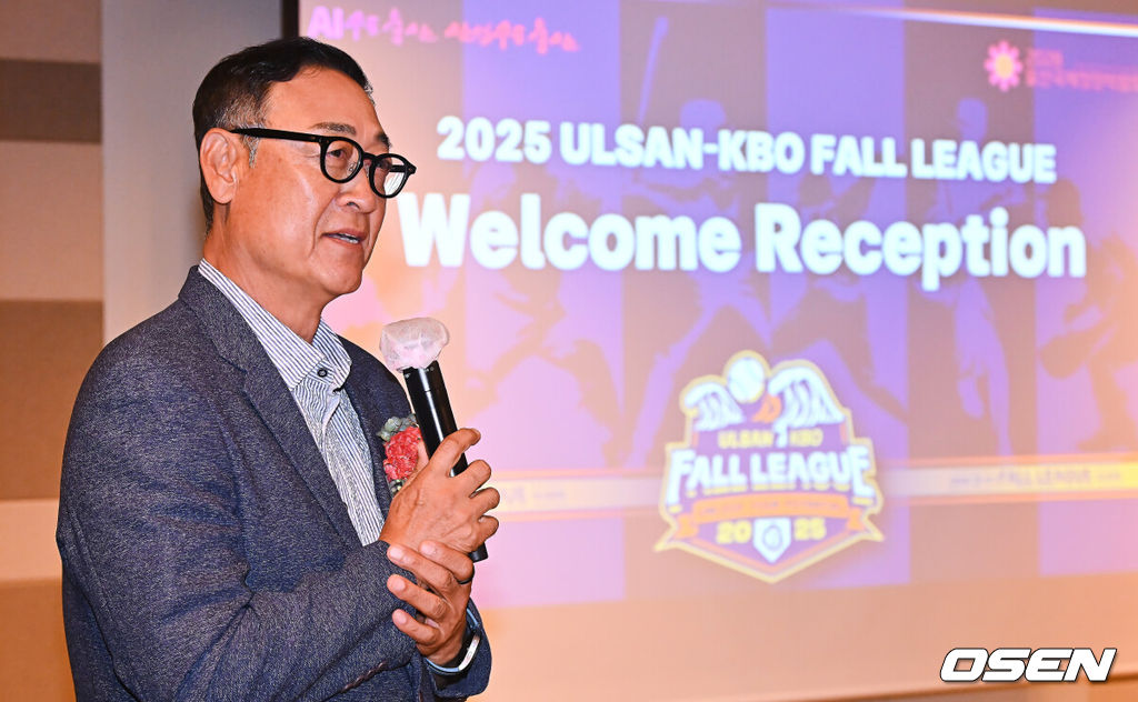 13일 KBO가 주최하고 울산광역시와 문화체육관광부의 후원으로 개최되는 2025 울산-KBO Fall League 환영 리셉션이 김두겸 울산광역시장, 허구연 KBO 총재, 참가팀 감독 및 대표 선수 등이 참석한 가운데 호텔현대 바이 라한 울산에서 열렸다. 2025 울산-KBO Fall League는 오는 14일부터 11월 1일까지 KIA, 삼성, LG, 롯데, NC, 고양, 독립리그 올스타, 대학 선발팀 등 국내 8개팀과 호주 멜버른 에이시스, 일본 독립리그 선발팀, 중국 CBA 소속 장쑤 휴즈홀쓰 등 해외팀이 참가해 울산 문수구장과 김해 상동구장, 창원 마산구장, 기장 KBO 야구센터에서 약 3주간의 열전에 돌입한다. 김용희 롯데 자이언츠 감독이 각오를 밝히고 있다. / foto0307@osen.co.kr