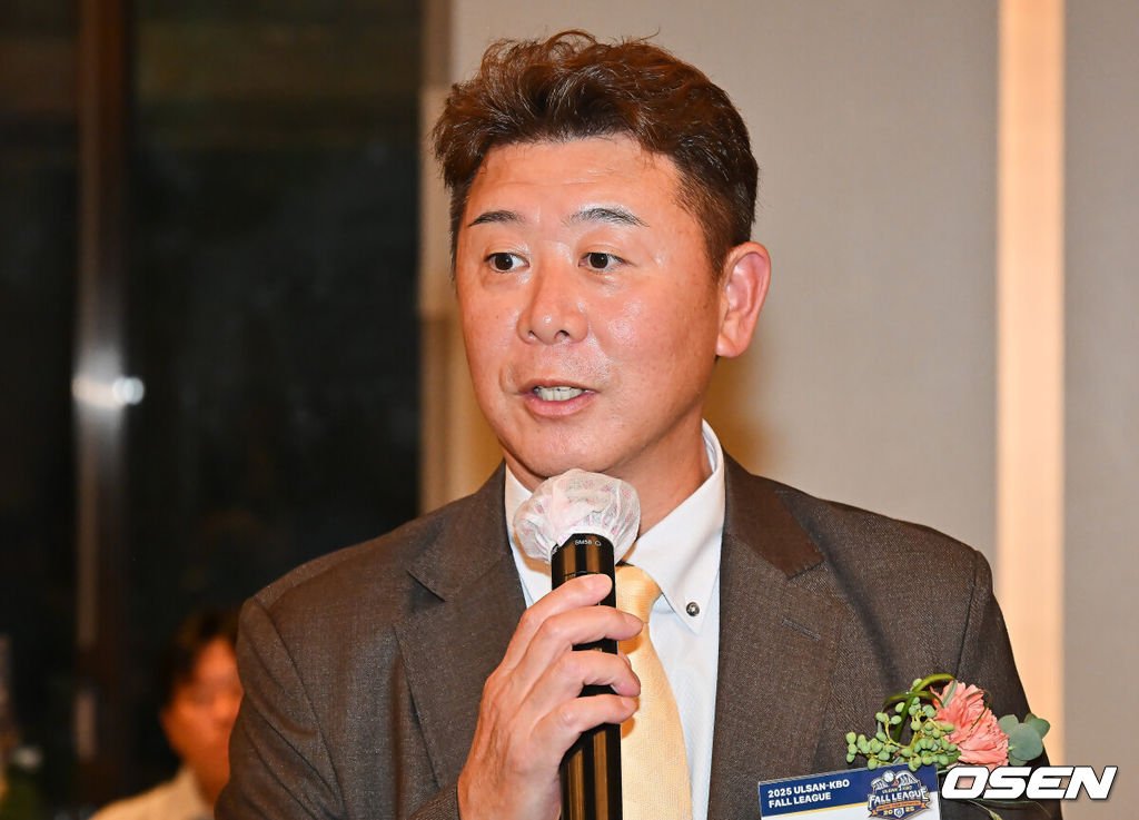 13일 KBO가 주최하고 울산광역시와 문화체육관광부의 후원으로 개최되는 2025 울산-KBO Fall League 환영 리셉션이 김두겸 울산광역시장, 허구연 KBO 총재, 참가팀 감독 및 대표 선수 등이 참석한 가운데 호텔현대 바이 라한 울산에서 열렸다. 2025 울산-KBO Fall League는 오는 14일부터 11월 1일까지 KIA, 삼성, LG, 롯데, NC, 고양, 독립리그 올스타, 대학 선발팀 등 국내 8개팀과 호주 멜버른 에이시스, 일본 독립리그 선발팀, 중국 CBA 소속 장쑤 휴즈홀쓰 등 해외팀이 참가해 울산 문수구장과 김해 상동구장, 창원 마산구장, 기장 KBO 야구센터에서 약 3주간의 열전에 돌입한다. 유이치 야나기사와 일본 독립 선발팀 감독이 각오를 밝히고 있다. / foto0307@osen.co.kr