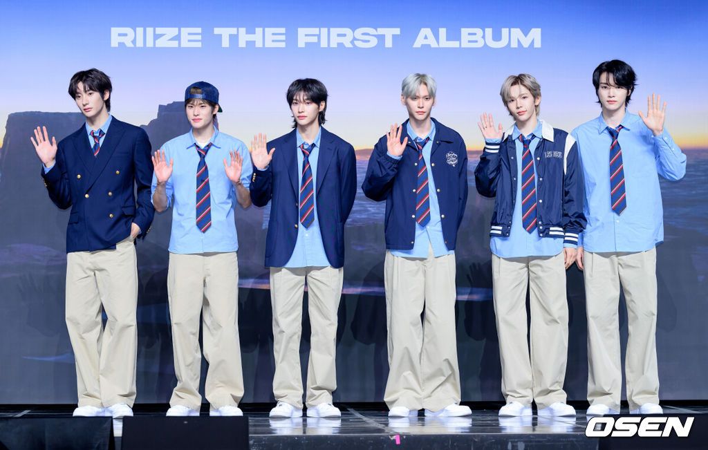 19일 서울 용산구 블루스퀘어 SOL트래블홀에서 그룹 라이즈 정규 1집 ‘ODYSSEY’ 미디어 쇼케이스가 열렸다.라이즈의 정체성을 확고히 하는 이번 앨범은 독자적 장르 ‘이모셔널 팝’을 담은 10개 트랙으로 구성되어 있으며, 19일 오후 6시 각종 음악 사이트에서 음원이 공개된다.라이즈가 포토타임을 가지고 있다. 2025.05.19 /sunday@osen.co.kr