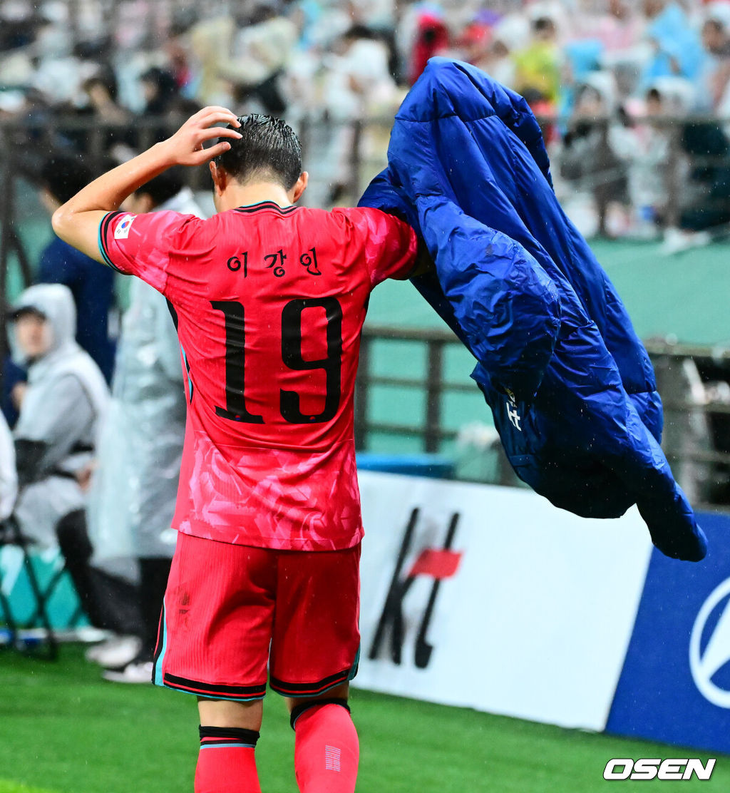 세계의 벽은 높았다. 결과는 0-5 대패였다.홍명보 감독이 이끄는 대한민국 남자 축구 국가대표팀은 10일 서울월드컵경기장에서 '세계 최강' 브라질을 상대로 A매치 평가전을 치러 이스테방(첼시)과 호드리구(레알 마드리드)에게 나란히 2골을 허용하면서 0-5로 대패했다.후반 한국 이강인이 교체되며 아쉬워하고 있다. 2025.10.10 /jpnews@osen.co.kr