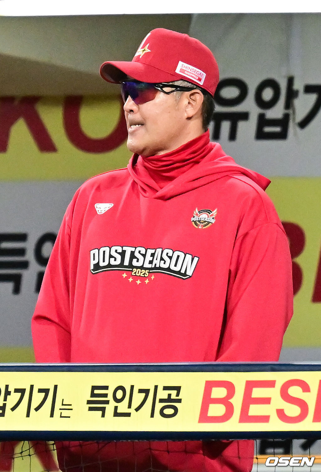 13일 대구 삼성라이온즈파크에서 ‘2025 신한 SOL뱅크 KBO리그’ 준플레이오프(5전 3선승제) 3차전 삼성 라이온즈와 SSG 랜더스의 경기가 열렸다삼성은 원태인, 방문팀 SSG은 드류 앤더슨을 선발로 내세웠다.4회말 2사 삼성 김태훈의 볼넷때 SSG 이숭용 감독이 아쉬운 표정을 짓고 있다.  2025.10.13 / soul1014@osen.co.kr