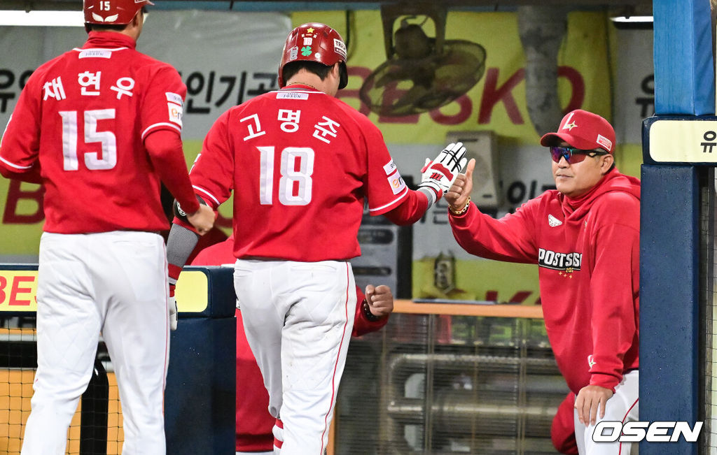 13일 대구 삼성라이온즈파크에서 ‘2025 신한 SOL뱅크 KBO리그’ 준플레이오프(5전 3선승제) 3차전 삼성 라이온즈와 SSG 랜더스의 경기가 열렸다삼성은 원태인, 방문팀 SSG은 드류 앤더슨을 선발로 내세웠다.9회초 무사 1루 SSG 고명준이 2점 홈런을 날리고 이숭용 감독과 하이파이브를 하고 있다. 2025.10.13 / soul1014@osen.co.kr