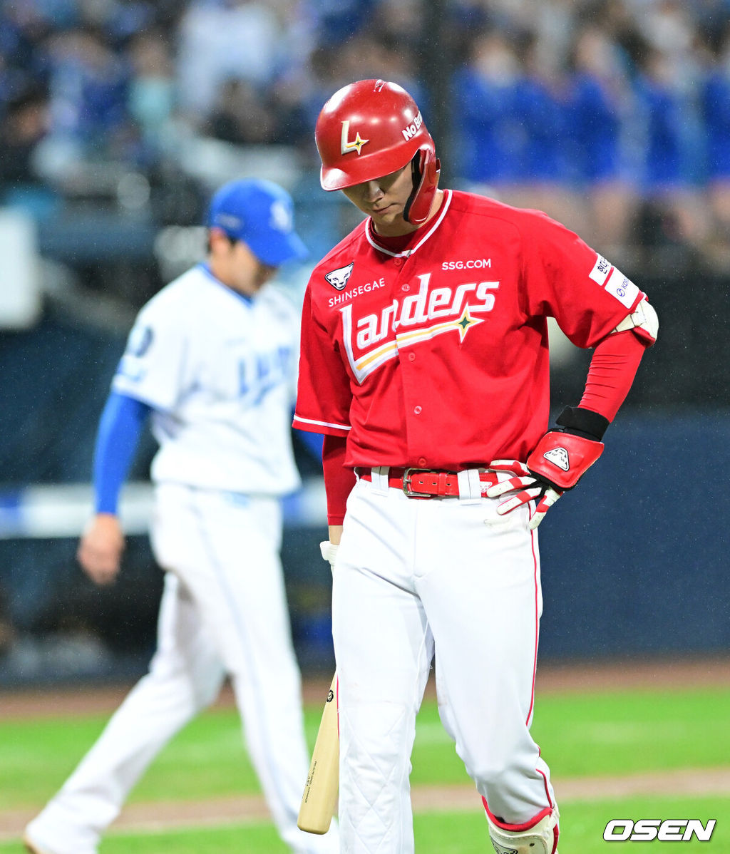 13일 대구 삼성라이온즈파크에서 ‘2025 신한 SOL뱅크 KBO리그’ 준플레이오프(5전 3선승제) 3차전 삼성 라이온즈와 SSG 랜더스의 경기가 열렸다.삼성은 원태인, 방문팀 SSG은 드류 앤더슨을 선발로 내세웠다.5회초 무사 선두타자로 나선 SSG 안상현이 번트 파울 뜬공으로 물러나며 아쉬워하고 있다. 2025.10.13 / dreamer@osen.co.kr