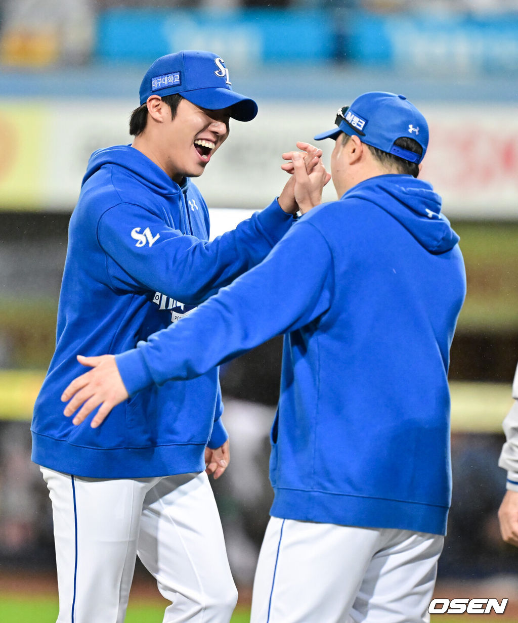 프로야구 삼성 라이온즈가 SSG 랜더스를 꺾고 플레이오프 진출에 1승만 남겨뒀다.삼성은 13일 대구삼성라이온즈파크에서 열린 준플레이오프 3차전에서 선발 원태인의 호투를 앞세워 5-3으로 승리했다. 시리즈 전적 2승 1패. 경기종료 후 삼성 원태인이 환호하며 박진만 감독과 하이파이브를 하고 있다.  2025.10.13 / soul1014@osen.co.kr