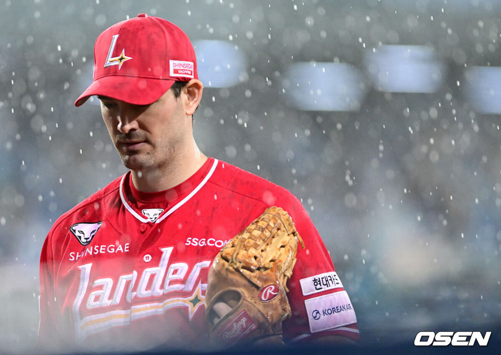 13일 대구 삼성라이온즈파크에서 ‘2025 신한 SOL뱅크 KBO리그’ 준플레이오프(5전 3선승제) 3차전 삼성 라이온즈와 SSG 랜더스의 경기가 열렸다.삼성은 원태인, 방문팀 SSG은 드류 앤더슨을 선발로 내세웠다.1회말 무사 삼성 김지찬을 상대하던 SSG 선발 드류 앤더슨이 폭우로 경기 중단이 선언되자 철수하고 있다. 2025.10.13 / dreamer@osen.co.kr