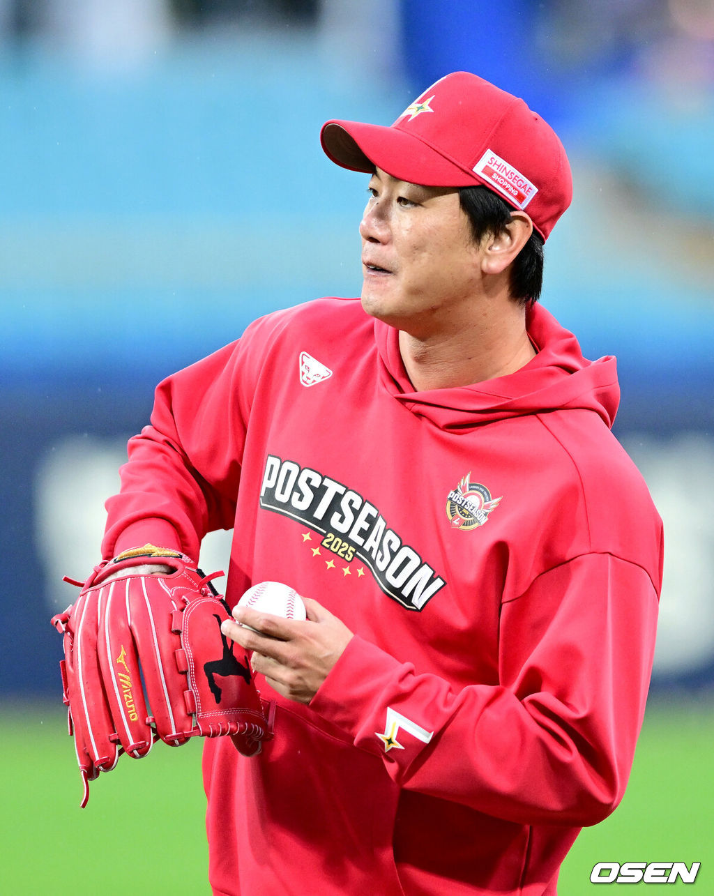 13일 대구 삼성라이온즈파크에서 ‘2025 신한 SOL뱅크 KBO리그’ 준플레이오프(5전 3선승제) 3차전 삼성 라이온즈와 SSG 랜더스의 경기가 열린다.삼성은 원태인, 방문팀 SSG은 드류 앤더슨을 선발로 내세운다.경기를 앞두고 SSG 김광현이 훈련을 펼치고 있다. 2025.10.13 / dreamer@osen.co.kr