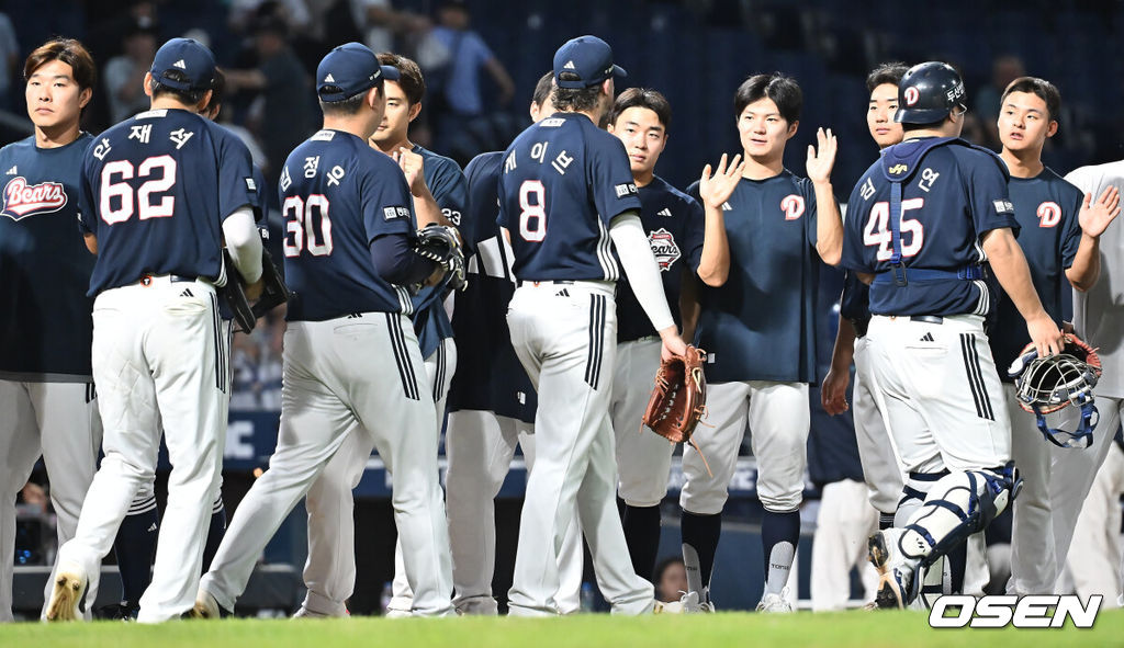 5일 창원NC파크에서 2025 신한 SOL 뱅크 KBO 리그 NC 다이노스와 두산 베어스의 경기가 열렸다. 홈팀 NC는 로건이, 방문팀 두산은 잭로그가 선발 출전했다. 두산 베어스 선수들이 연장 10회말 9-3으로 승리 후 기쁨을 나누고 있다. 2025.09.05 / foto0307@osen.co.kr