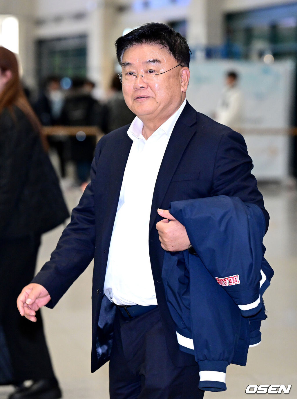 프로야구 두산 베어스가 2024 시즌을 준비하는 스프링캠프를 마친 뒤 6일 오후 인천공항을 통해 귀국했다.두산 김태룡 단장이 입국장을 나서고 있다. 2024.03.06 / dreamer@osen.co.kr