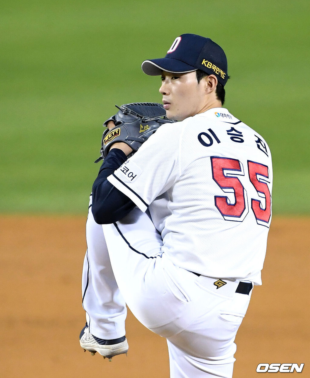24일 오후 서울 잠실야구장에서 ’2021 신한은행 SOL KBO 리그' 두산 베어스와 NC 다이노스의 경기가 열렸다.7회초 무사에서 두산 이승진이 역투하고 있다. /sunday@osen.co.kr