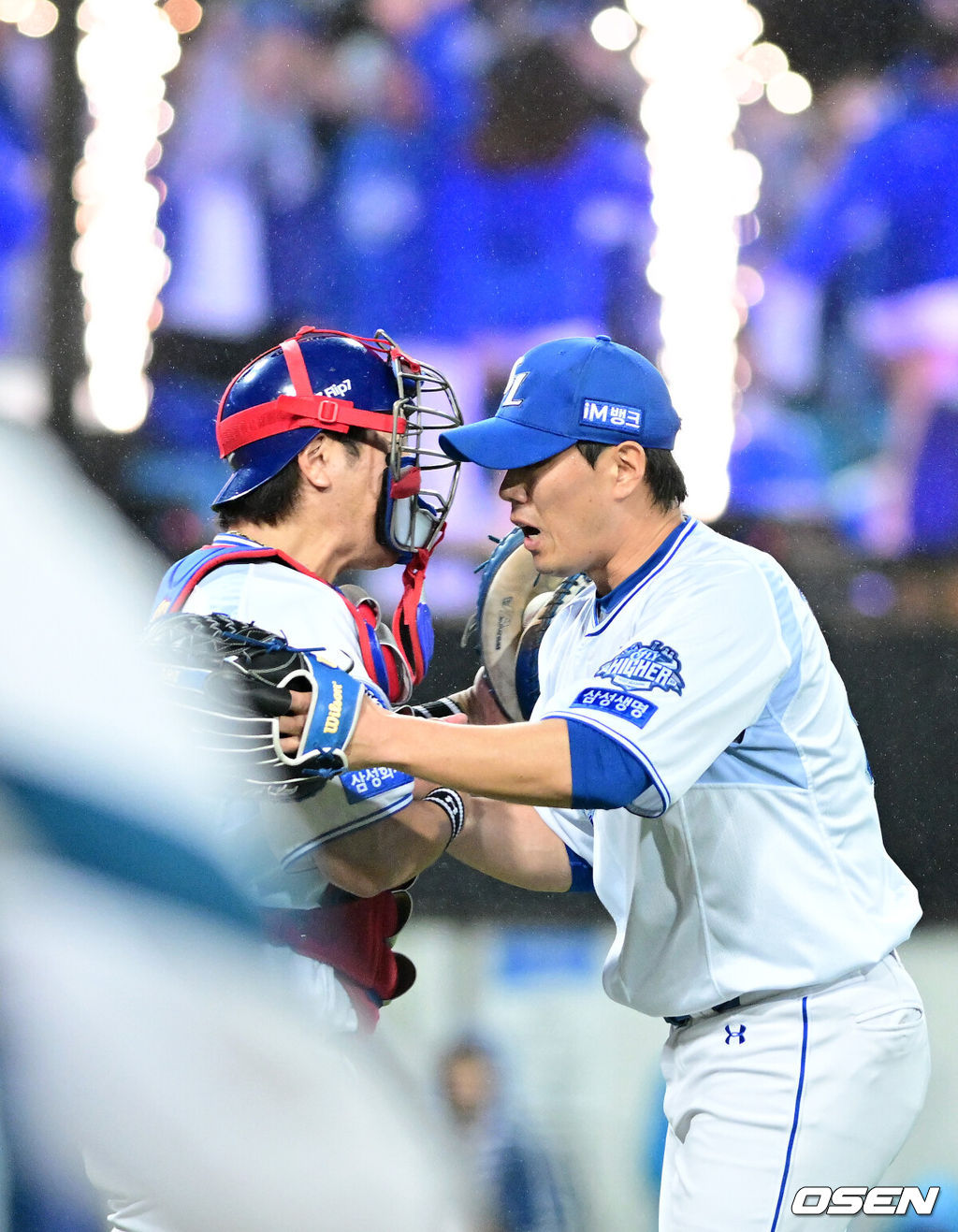 프로야구 삼성 라이온즈가 SSG 랜더스를 꺾고 플레이오프 진출에 1승만 남겨뒀다. 삼성은 13일 대구삼성라이온즈파크에서 열린 준플레이오프 3차전에서 선발 원태인의 호투를 앞세워 5-3으로 승리했다. 시리즈 전적 2승 1패. 경기를 마무리지은 삼성 투수 김재윤과 포수 강민호가 인사를 나누고 있다. 2025.10.13 / dreamer@osen.co.kr