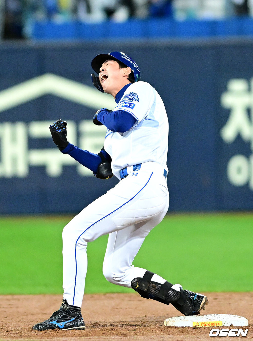 13일 대구 삼성라이온즈파크에서 ‘2025 신한 SOL뱅크 KBO리그’ 준플레이오프(5전 3선승제) 3차전 삼성 라이온즈와 SSG 랜더스의 경기가 열렸다.삼성은 원태인, 방문팀 SSG은 드류 앤더슨을 선발로 내세웠다.3회말 2사 2루 상황 삼성 구자욱이 달아나는 1타점 2루타를 날리고 2루에 안착해 포효하고 있다. 2025.10.13 / dreamer@osen.co.kr