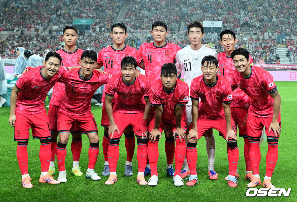 세계의 벽은 높았다. 결과는 0-5 대패였다.홍명보 감독이 이끄는 대한민국 남자 축구 국가대표팀은 10일 서울월드컵경기장에서 '세계 최강' 브라질을 상대로 A매치 평가전을 치러 이스테방(첼시)과 호드리구(레알 마드리드)에게 나란히 2골을 허용하면서 0-5로 대패했다.한국 손흥민이 선발 출전하며 대한민국 남자 축구대표팀 최다 출장 기록을 새로 썼다. A매치 통산 출전 수는 137경기.경기에 앞서 한국 베스트 11 선수들이 포즈를 취하고 있다. 2025.10.10 /jpnews@osen.co.kr