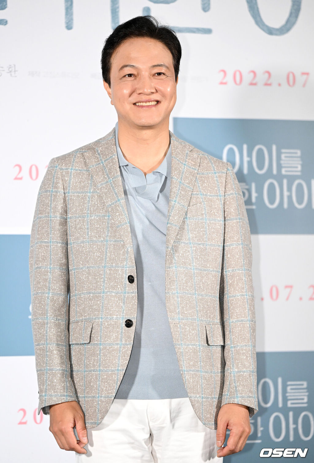 12일 오후 서울 자양동 롯데시네마 건대입구에서 영화 ‘아이를 위한 아이’ (감독 이승환) 언론시사회가 열렸다.영화 ‘아이를 위한 아이’는 보육원 퇴소를 앞둔 도윤(현우석 분) 앞에 15년 만에 아버지가 나타나며 벌어지는 이야기다.배우 정웅인이 참석해 포토타임을 하고 있다. 2022.07.12 / dreamer@osen.co.kr