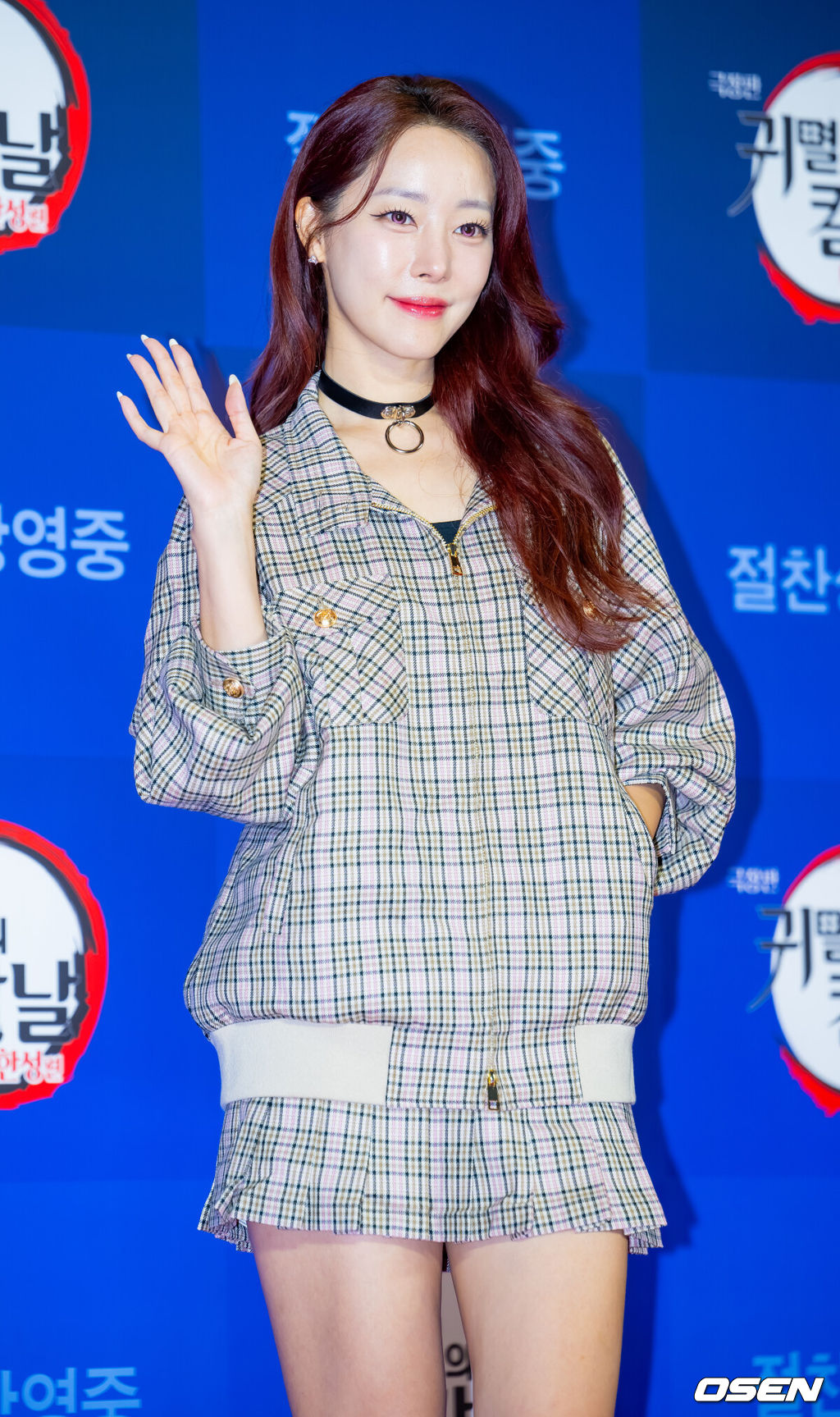 30일 오후 서울 용산아이파크몰 내 용산 CGV에서 영화 '극장판 귀멸의 칼날: 무한성편' 레드카펫 포토월 행사가 진행됐다.이날 '극장판 귀멸의 칼날: 무한성편'의 성우 하나에 나츠키(탄지로 역), 시모노 히로(젠이츠 역)와 국내 스타 셀럽들이 참석해 자리를 빛냈다.가수 고우리가 입장하며 포즈를 취하고 있다. 2025.08.30 / rumi@osen.co.kr