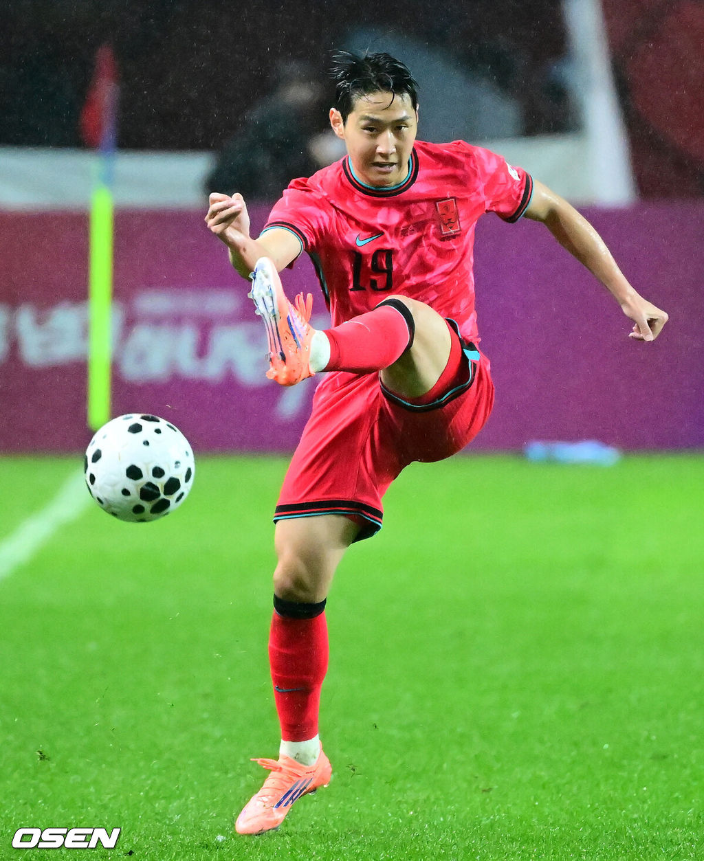세계의 벽은 높았다. 결과는 0-5 대패였다.홍명보 감독이 이끄는 대한민국 남자 축구 국가대표팀은 10일 서울월드컵경기장에서 '세계 최강' 브라질을 상대로 A매치 평가전을 치러 이스테방(첼시)과 호드리구(레알 마드리드)에게 나란히 2골을 허용하면서 0-5로 대패했다.전반 한국 이깅인이 패스를 하고 있다. 2025.10.10 /jpnews@osen.co.kr