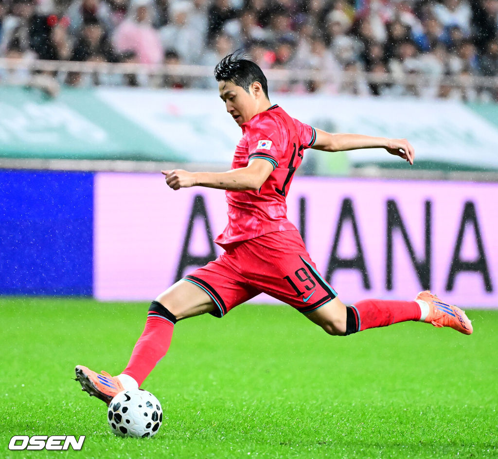 세계의 벽은 높았다. 결과는 0-5 대패였다.홍명보 감독이 이끄는 대한민국 남자 축구 국가대표팀은 10일 서울월드컵경기장에서 '세계 최강' 브라질을 상대로 A매치 평가전을 치러 이스테방(첼시)과 호드리구(레알 마드리드)에게 나란히 2골을 허용하면서 0-5로 대패했다.후반 한국 이강인이 패스를 하고 있다. 2025.10.10 /jpnews@osen.co.kr