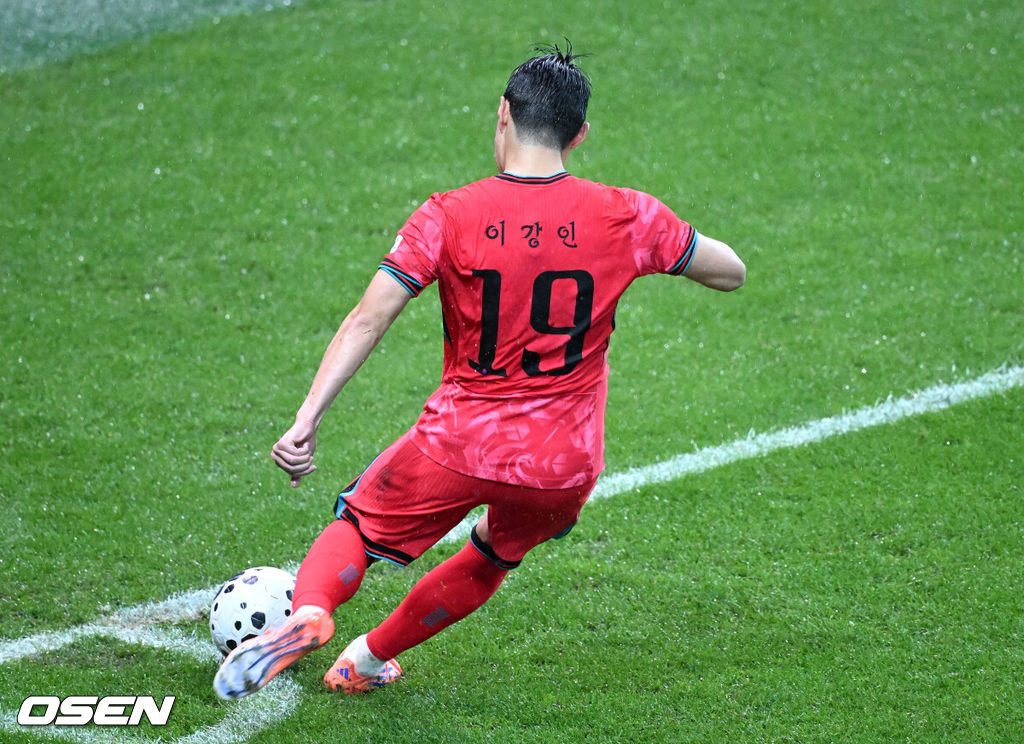 홍명보 감독이 이끄는 대한민국 남자 축구 국가대표팀은 10일 서울월드컵경기장에서 '세계 최강' 브라질을 상대로 A매치 평가전을 치러 이스테방(첼시)과 호드리구(레알 마드리드)에게 나란히 2골을 허용하면서 0-5로 대패했다.한국은 1999년 이후 26년 만에 브라질전 승리를 노렸지만 아무런 저항도 하지 못하면서 무산됐다.후반 한국 이강인이 코너킥을 시도하고 있다. 2025.10.10 /sunday@osen.co.kr