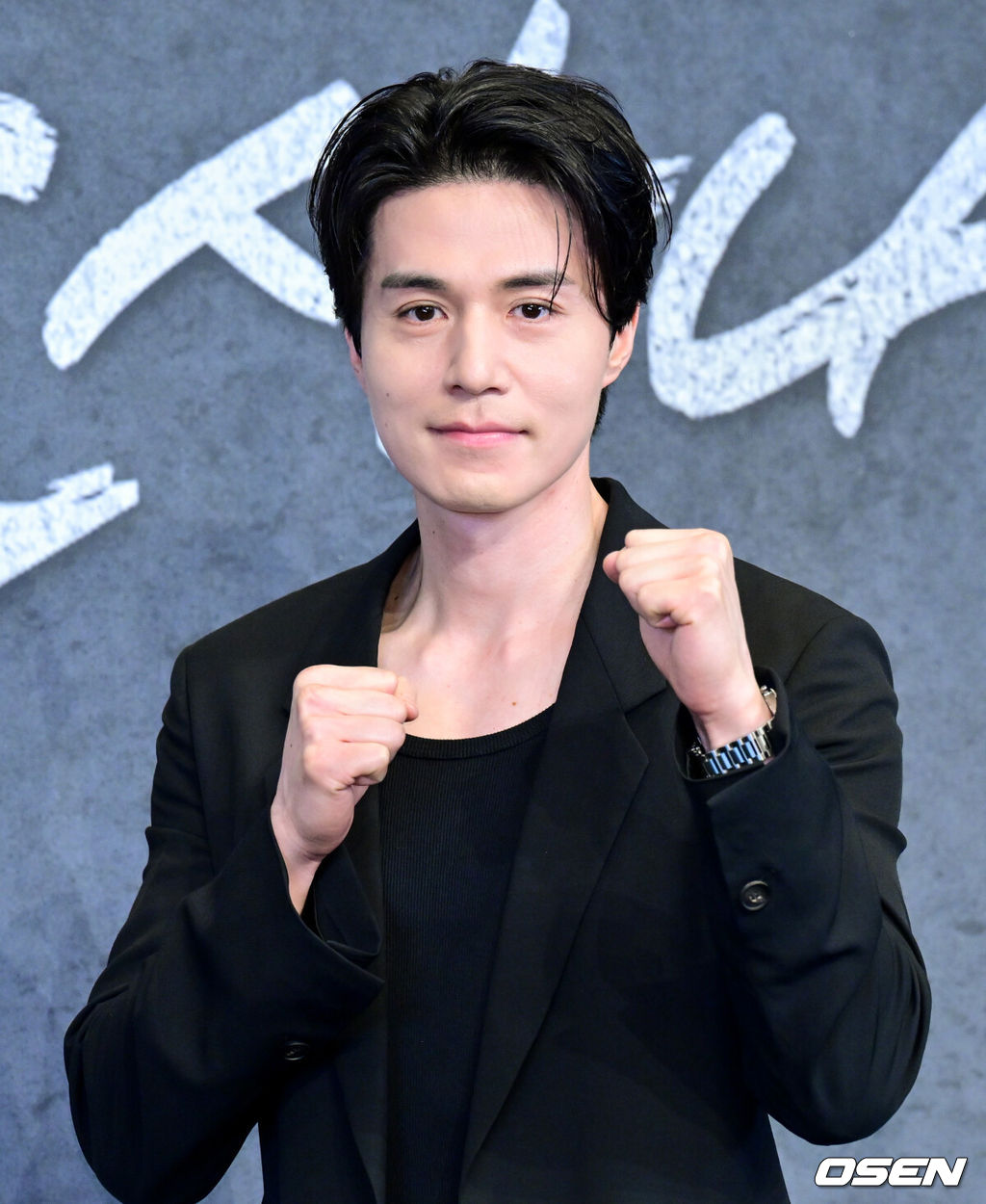 JTBC 새 금요시리즈 ‘착한 사나이’ 제작발표회가 14일 서울 구로구 한 연회장에서 열렸다.‘착한 사나이’(연출 송해성·박홍수, 극본 김운경·김효석, 제공 SLL, 제작 하이브미디어코프·하이그라운드)는 3대 건달 집안의 장손이자 의외의 순정을 품은 박석철과 가수를 꿈꾸는 그의 첫사랑 강미영이 펼치는 감성 누아르다.배우 이동욱이 포즈를 취하고 있다. 2025.07.14/cej@osen.co.kr