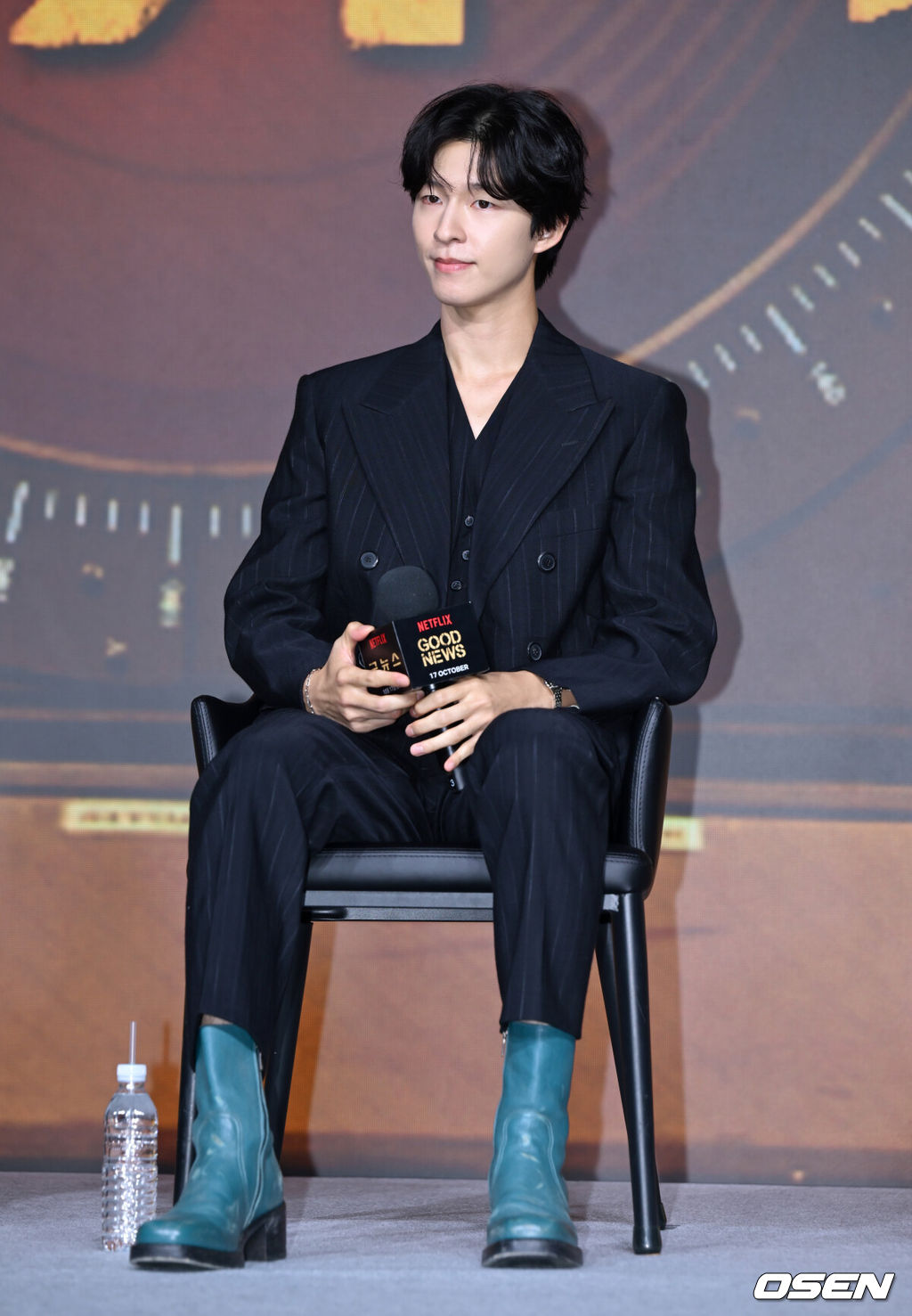 넷플릭스 영화 '굿뉴스' 제작보고회가 14일 서울 종로구 JW 메리어트 동대문 스퀘어에서 열렸다.'굿뉴스'는 1970년 일본 '요도호 사건'이라 불리는 일본항공 351편 공중 납치 사건을 모티브로 한 영화로, 오는 10월 17일 넷플릭스에서 공개된다.배우 홍경이 질문을 듣고 있다. 2025.10.14 /cej@osen.co.kr