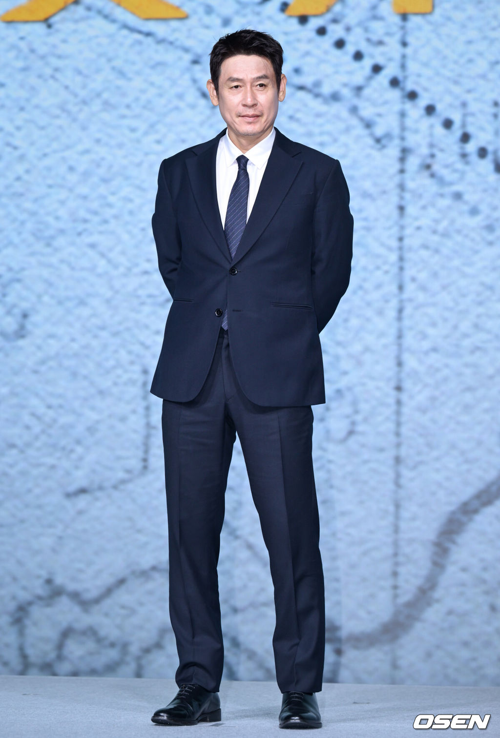 넷플릭스 영화 '굿뉴스' 제작보고회가 14일 서울 종로구 JW 메리어트 동대문 스퀘어에서 열렸다.'굿뉴스'는 1970년 일본 '요도호 사건'이라 불리는 일본항공 351편 공중 납치 사건을 모티브로 한 영화로, 오는 10월 17일 넷플릭스에서 공개된다.배우 설경구가 포즈를 취하고 있다. 2025.10.14 /cej@osen.co.kr