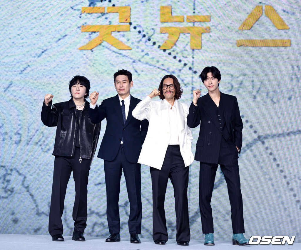 넷플릭스 영화 '굿뉴스' 제작보고회가 14일 서울 종로구 JW 메리어트 동대문 스퀘어에서 열렸다.'굿뉴스'는 1970년 일본 '요도호 사건'이라 불리는 일본항공 351편 공중 납치 사건을 모티브로 한 영화로, 오는 10월 17일 넷플릭스에서 공개된다.변성현 감독, 배우 설경구, 류승범, 홍경이 포즈를 취하고 있다. 2025.10.14 /cej@osen.co.kr