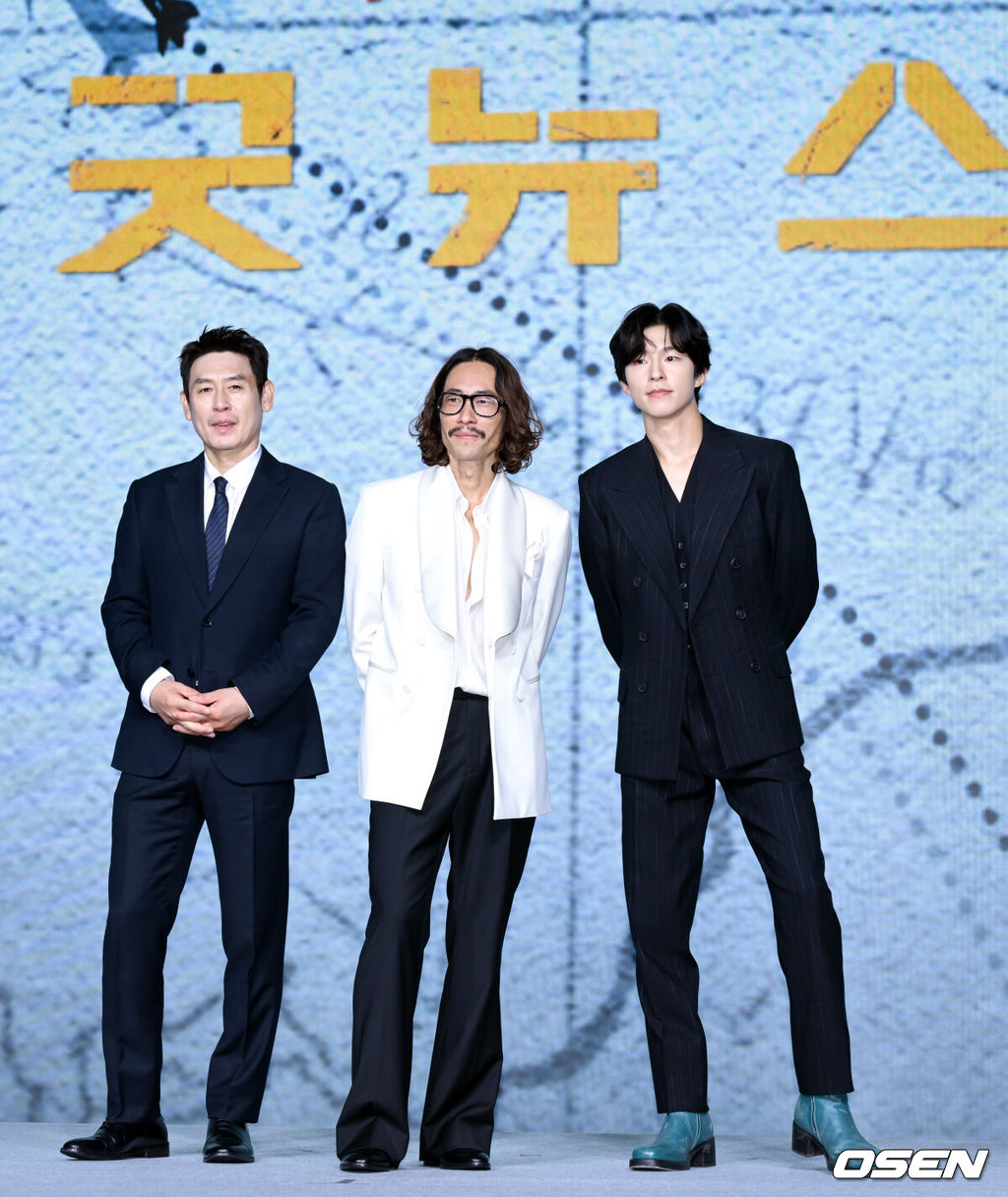 넷플릭스 영화 '굿뉴스' 제작보고회가 14일 서울 종로구 JW 메리어트 동대문 스퀘어에서 열렸다.'굿뉴스'는 1970년 일본 '요도호 사건'이라 불리는 일본항공 351편 공중 납치 사건을 모티브로 한 영화로, 오는 10월 17일 넷플릭스에서 공개된다.배우 설경구, 류승범, 홍경이 포즈를 취하고 있다. 2025.10.14 /cej@osen.co.kr