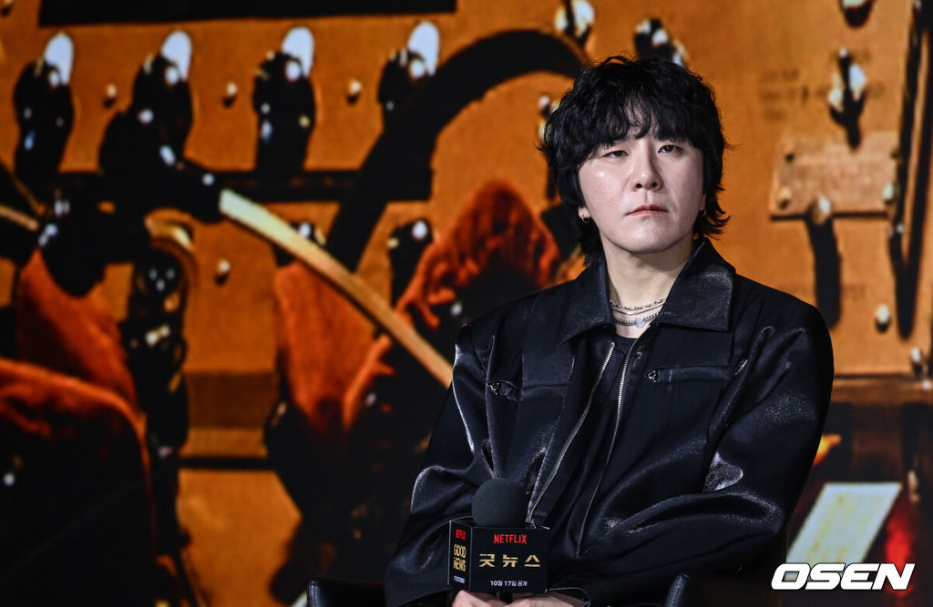 넷플릭스 영화 '굿뉴스' 제작보고회가 14일 서울 종로구 JW 메리어트 동대문 스퀘어에서 열렸다.'굿뉴스'는 1970년 일본 '요도호 사건'이라 불리는 일본항공 351편 공중 납치 사건을 모티브로 한 영화로, 오는 10월 17일 넷플릭스에서 공개된다.변성현 감독이 질문을 듣고 있다. 2025.10.14 /cej@osen.co.kr