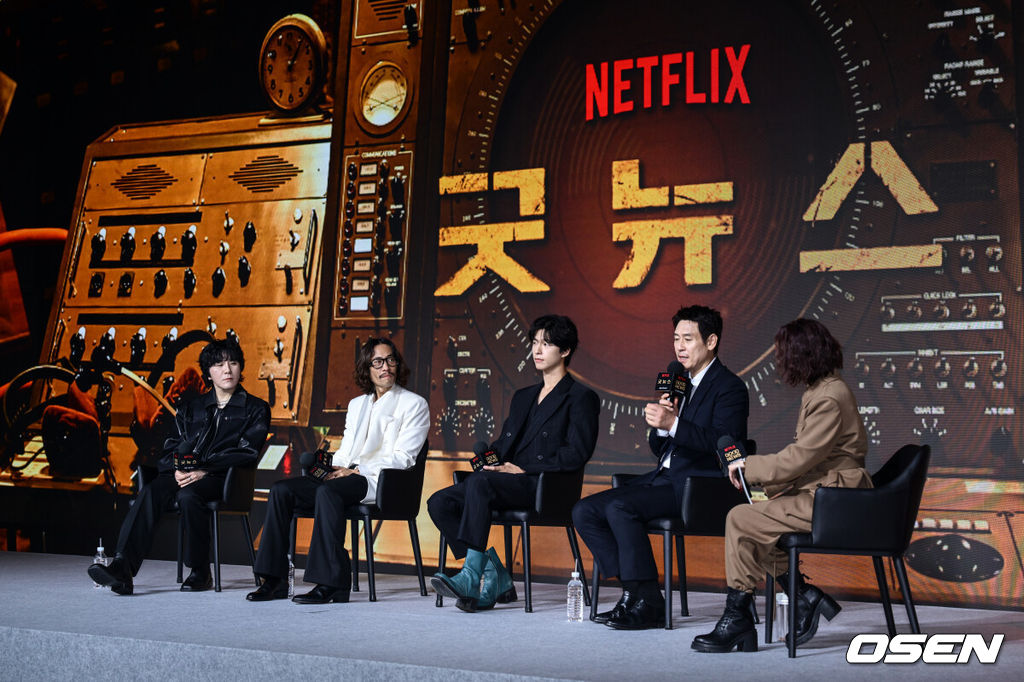 넷플릭스 영화 '굿뉴스' 제작보고회가 14일 서울 종로구 JW 메리어트 동대문 스퀘어에서 열렸다.'굿뉴스'는 1970년 일본 '요도호 사건'이라 불리는 일본항공 351편 공중 납치 사건을 모티브로 한 영화로, 오는 10월 17일 넷플릭스에서 공개된다.배우 설경구가 답변을 하고 있다. 2025.10.14 /cej@osen.co.kr