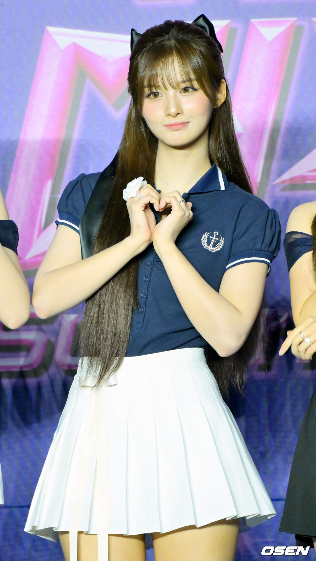 26일 오후 경기도 고양시 일산서구 킨텍스 제1전시장에서 '2025 SBS 가요대전 Summer' 블루카펫 행사가 열렸다.이날 블루카펫에는 아이브(IVE), 있지(ITZY), 엔믹스(NMIXX), 엔시티 127(NCT 127), 엔시티 위시(NCT WISH), 잔나비, 폴킴, 미야오(MEOVV), 이즈나(izna), 싸이커스(xikers), 올데이 프로젝트(ALLDAY PROJECT), 아홉(AHOF), 비:퍼스트(BE:FIRST), 유스피어(USPEER)와 함께 3MC인 NCT 도영, 아이브 유진, 투모로우바이투게더 연준이 참석했다.한편, '2025 SBS 가요대전 Summer'는 26일과 27일 양일간 일산 킨텍스에서 진행된다.엔믹스 설윤이 입장하며 포즈를 취하고 있다. 2025.07.26 / rumi@osen.co.kr