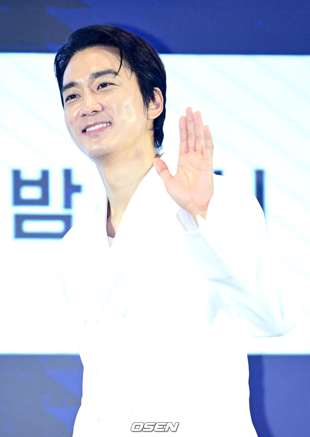 12일 오후 서울 신도림동 더 세인트에서 GENIE TV 오리지널 드라마 ‘금쪽같은 내 스타’ 제작발표회가 열렸다.‘금쪽같은 내 스타’는 대한민국 최고의 톱스타가 하루아침에 평범한 중년 여성이 된 후 펼쳐지는 눈물 콧물 휘날리는 세월 순삭 로맨틱 코미디다.배우 송승헌이 포토타임을 하고 있다. 2025.08.12 / draemer@osen.co.kr