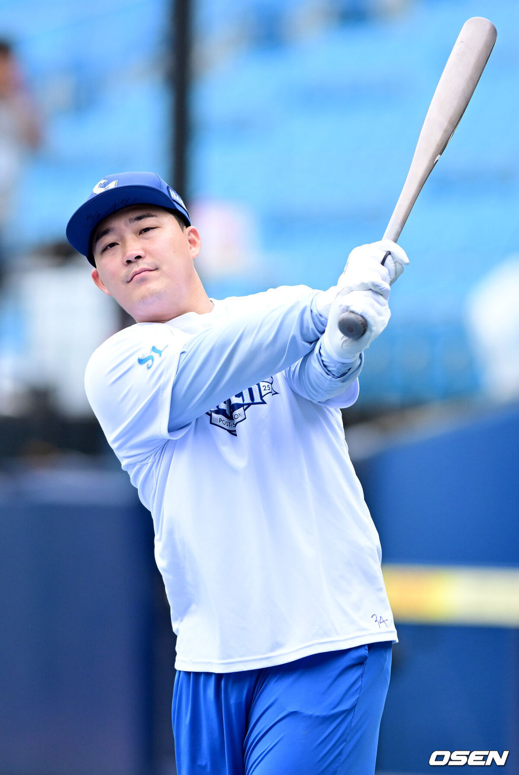 14일 대구 삼성라이온즈파크에서 ‘2025 신한 SOL뱅크 KBO리그’ 준플레이오프(5전 3선승제) 4차전 삼성 라이온즈와 SSG 랜더스의 경기가 열린다.삼성은 아리엘 후라도, SSG는 김광현을 선발로 내세운다.경기를 앞두고 삼성 전병우가 타격 훈련을 펼치고 있다. 2025.10.14 / dreamer@osen.co.kr